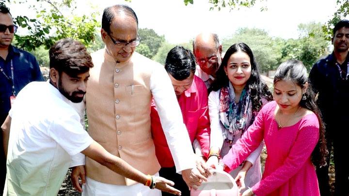 मुख्यमंत्री श्री चौहान ने बादाम, गुलमोहर और पीपल के पौधे लगाए